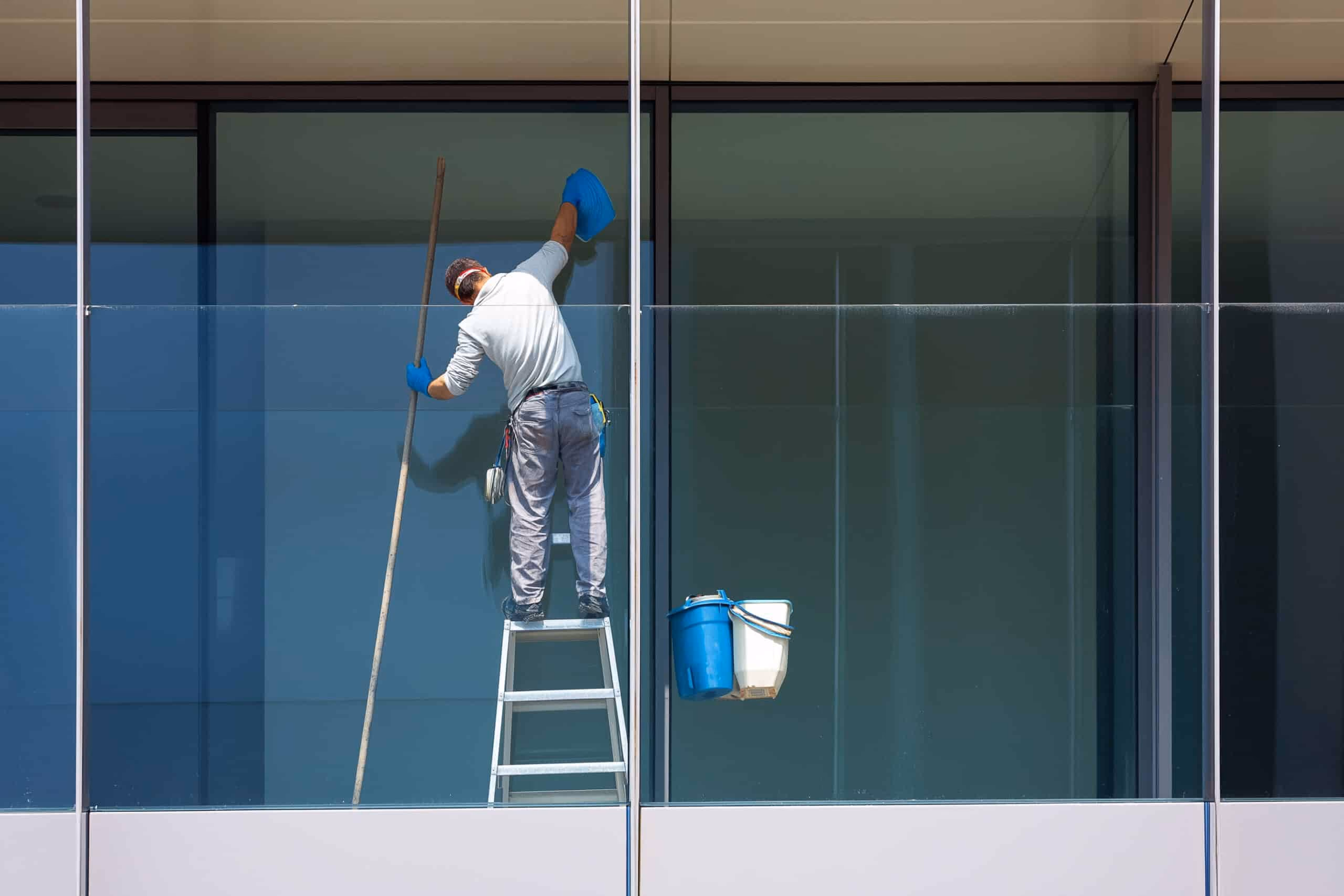 Fensterreinigung von der Leiter bei der Bauendreinigung